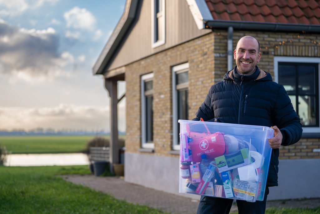 Gerard met een noodpakket voor thuis