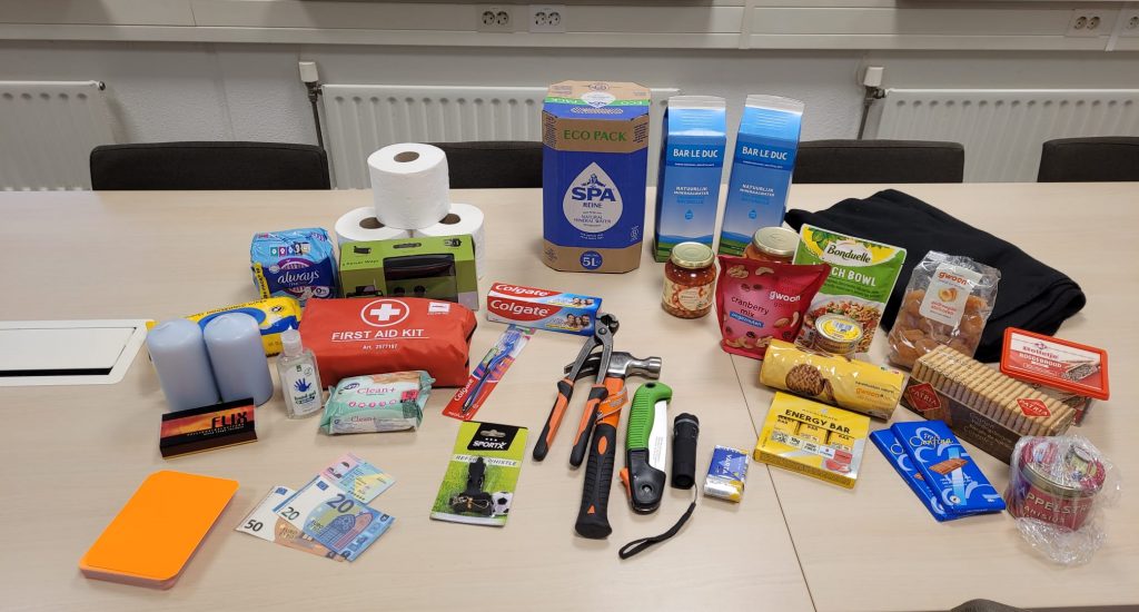 Inhoud van een noodpakket uitgestald op tafel