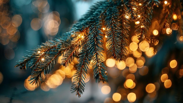 Beeld van een kerstboom met gezellige gele lichtjes op de achtergrond