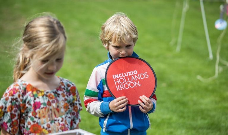 Kinderen met Incluzio frisbee