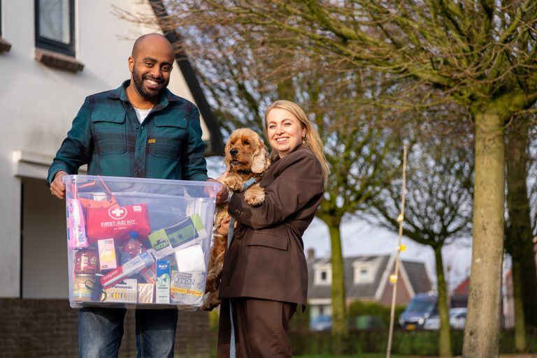 Mensen met een noodpakket en een hond