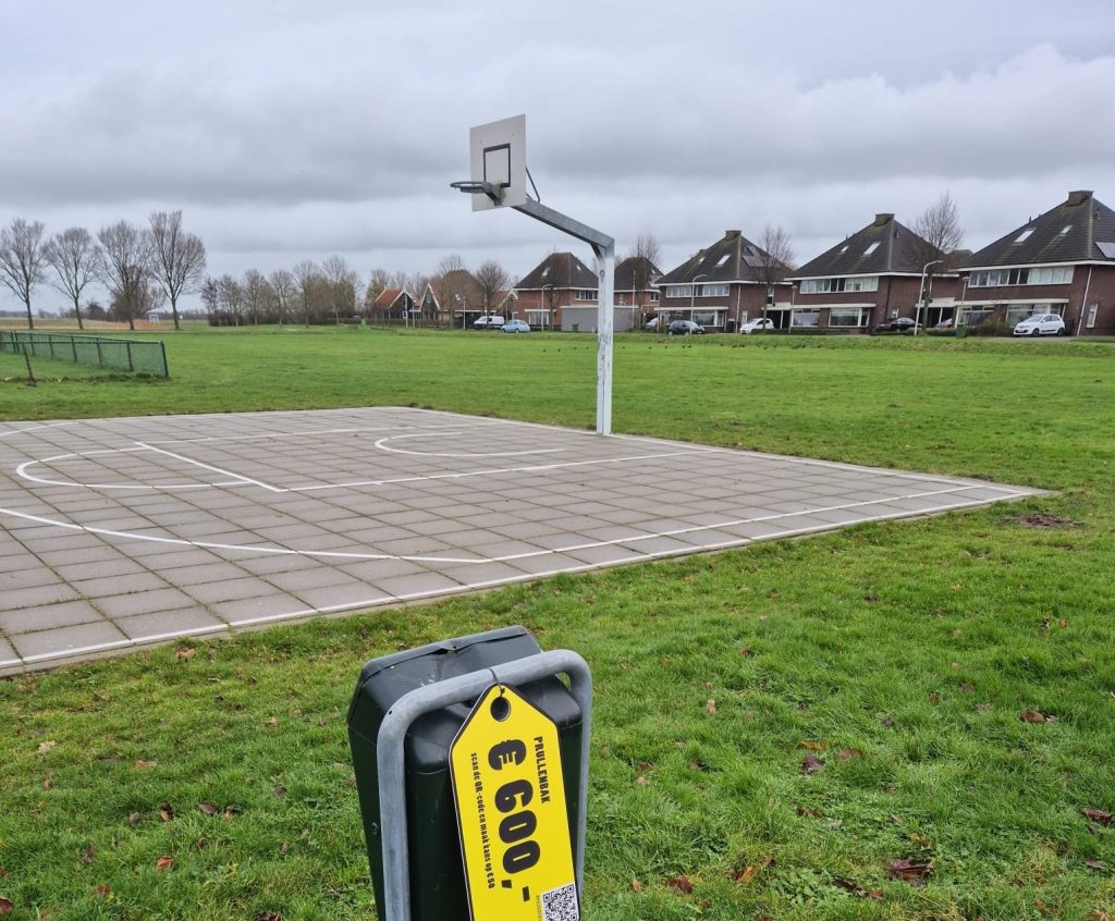 Prullenbak bij basketbalveld met prijskaartje