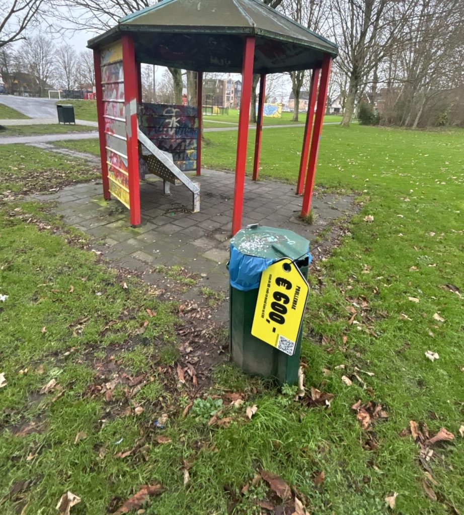 Prullenbak met prijskaartje