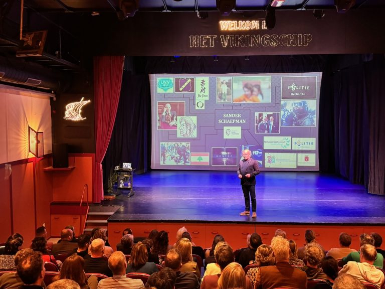 Sander Schaepman sprekend op het podium tijdens de bijeenkomst Veilig Ondernemen in Het Vikingschip in Den Oever