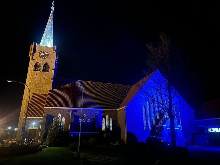 Sint Jansskerk in Breezand in de avond verlicht met blauw licht