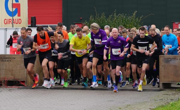 Deelnemers aan de Snertloop rennen met zijn allen weg bij de start