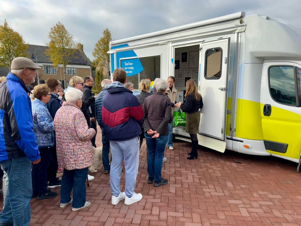 Week van ons eten. Mensen in de rij voor de Kroonmobiel voor een verspakket