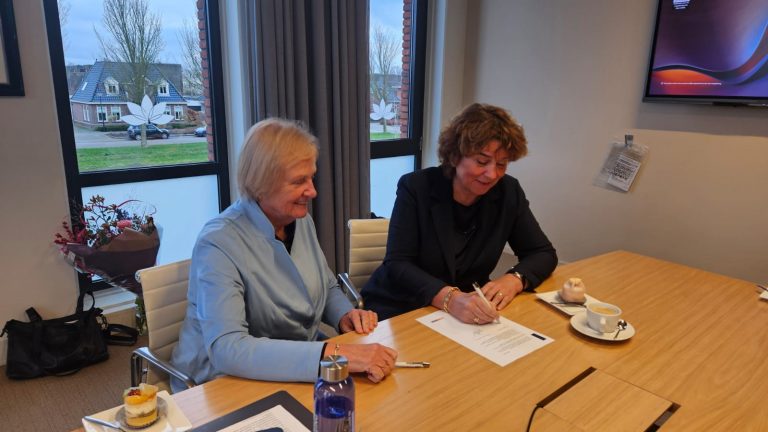 Wethouder Mary van Gent en Carolien Koning van MEE & de Wering ondertekenen de samenwerking