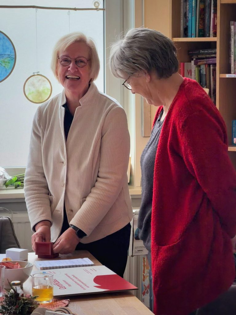 Wethouder Mary van Gent en Marja Beemster