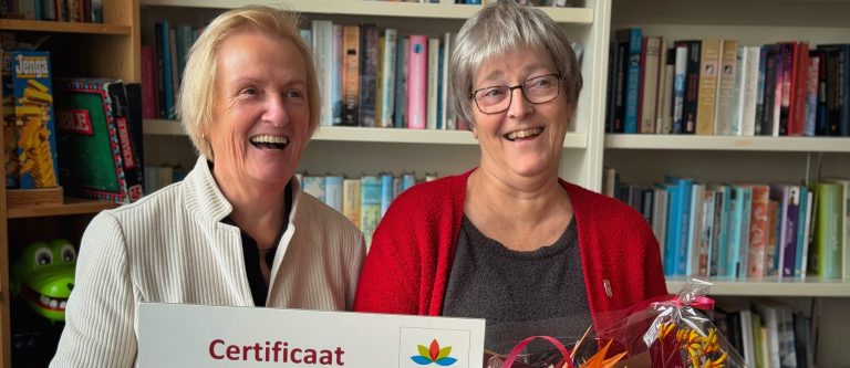 Wethouder Mary van Gent (links) met certificaat in handen en Marja Beemster (rechts)