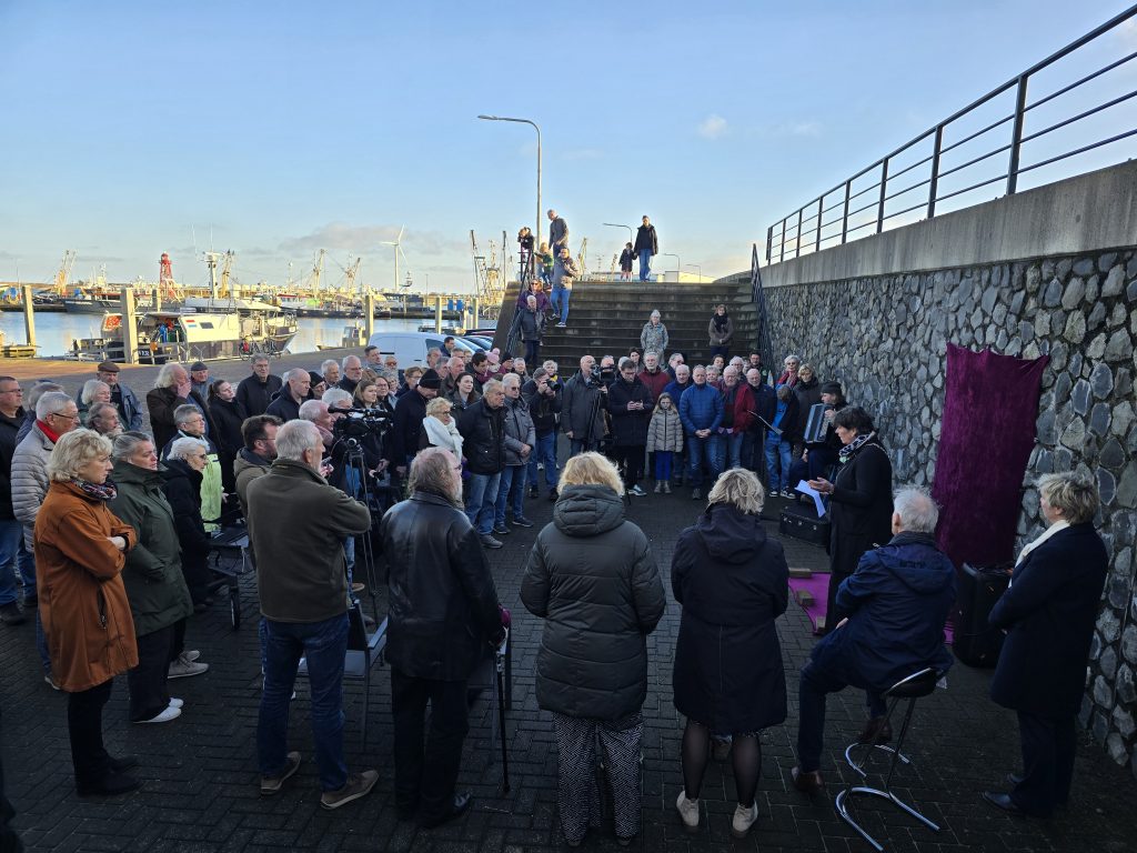genodigden onthulling razzia monument