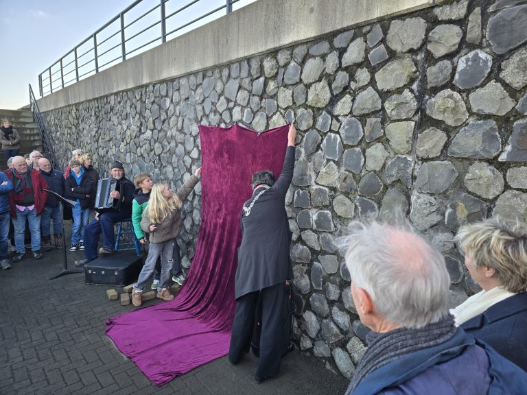 onthulling razzia monument door burgemeester en kinderen