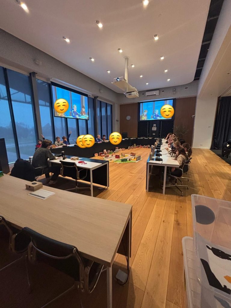 Leerlingen van basisschool in raadszaal volgen het educatieve simulatiespel Democracity.