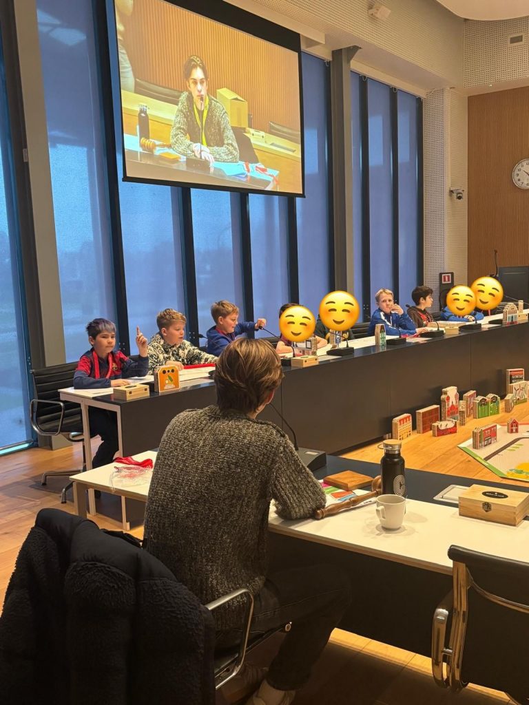 leerlingen van basisschool in raadszaal