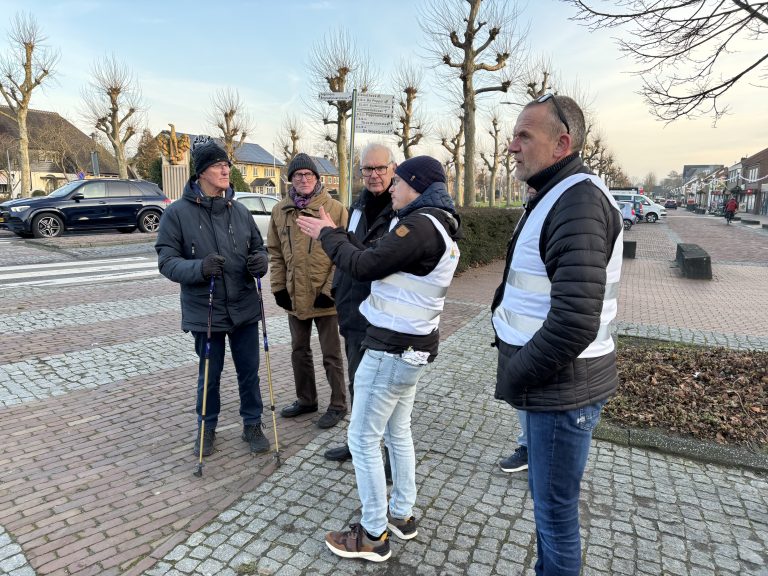 Gemeente in gesprek met inwoners tijdens wandeling door Middenmeer