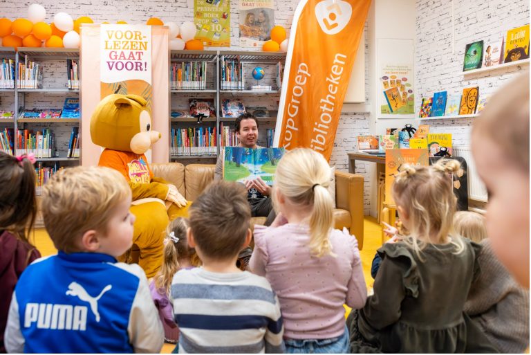 Wethouder Mark Versteeg leest voor aan de groep jonge kinderen in de bibliotheek van Wieringerwerf. (Joris Langedijk fotografie)