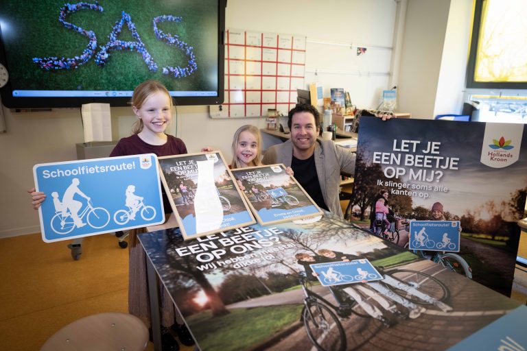 Mark met Chloe en Emma bij de onthulling van de borden voor de schoolfietsroutes