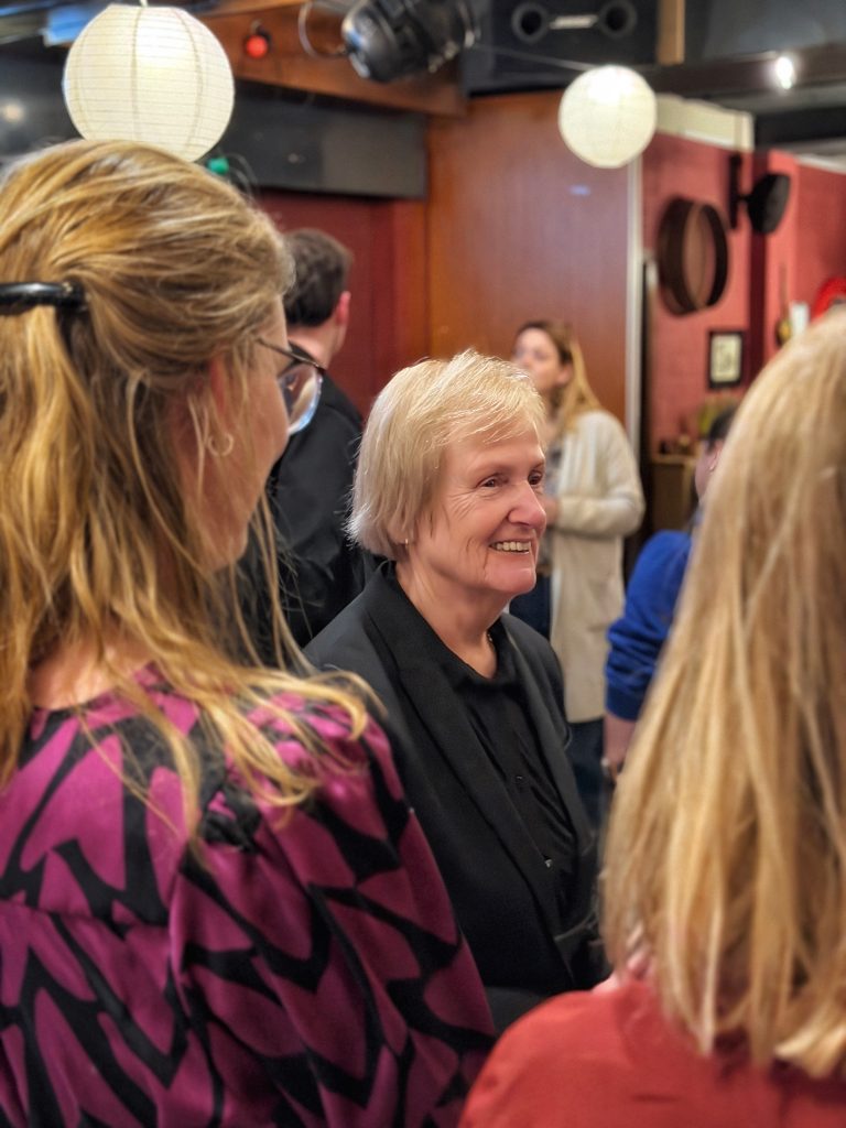 Mary bij een aantal mensen