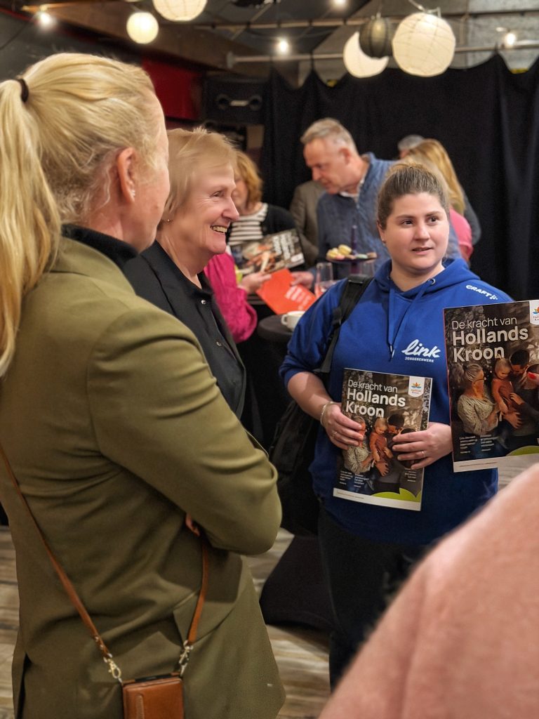 Mary praat met verschillende mensen