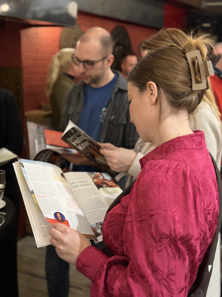 Mensen bladeren door het magazine