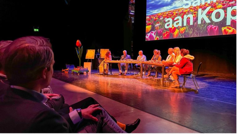 Netwerkevent Samen aan Kop! Publiek kijkt naar het podium