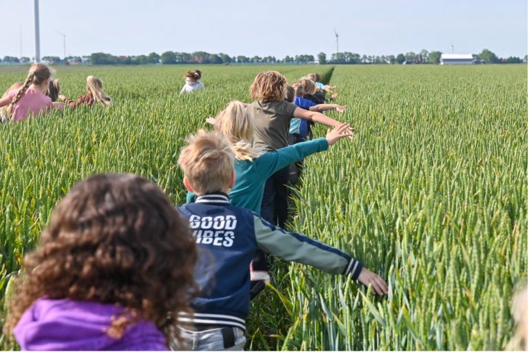 Nieuwe innovatieve projecten Agriteck Capital. Kindjes rennen door en veld