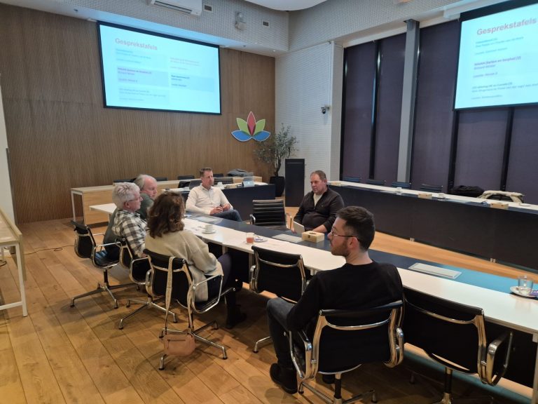 Raadsleden in gesprek over verkeersveiligheid in het MFA De Ontmoeting in Anna Paulowna