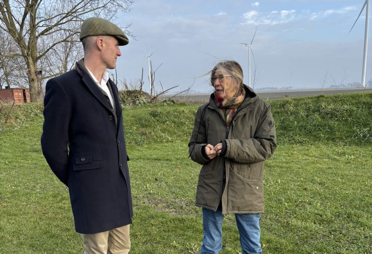 Silvia geeft uitleg aan Robert op het grasland.
