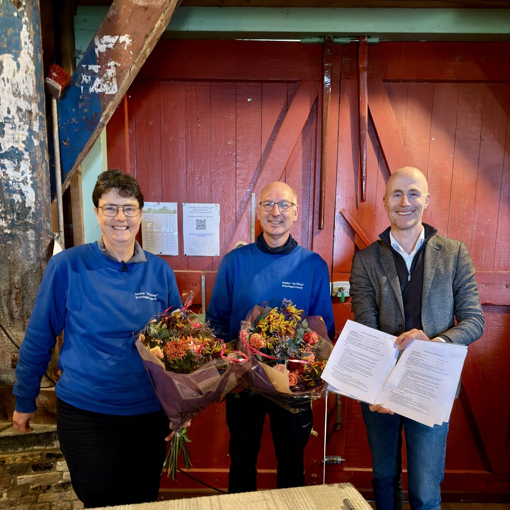 Harrie Hekkema en Annika Langeveld tekenden de molenaarscontracten en mogen zich nu echt molenaar noemen