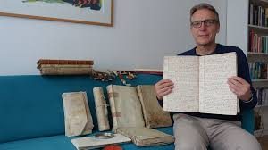 Lezing door kunstdetective Arthur Brand die op de foto een boek laat zien