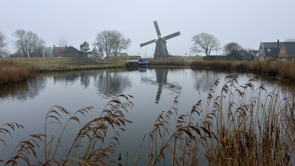 Molen de Hoop in Wieringerwaard vanaf het water gezien