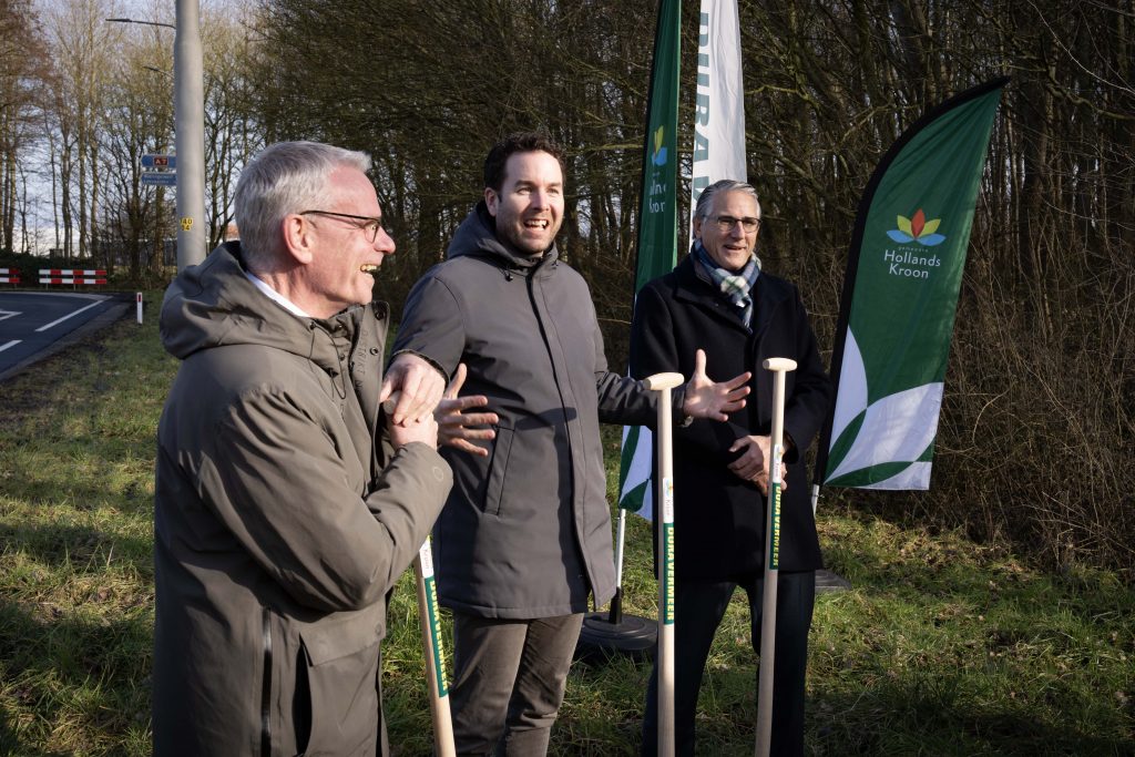 Start aanleg rotonde Middenmeer - Mark Versteeg in het midden