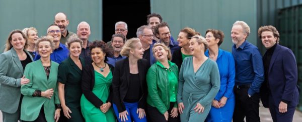 Vocal Group Close-up de 21 zangers en zangeressen bij elkaar voor een groepsfoto