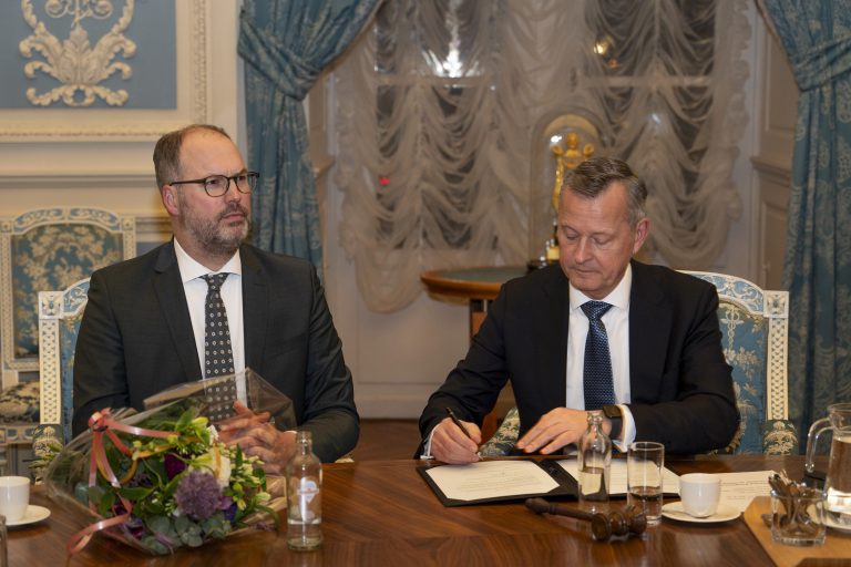 Links: waarnemend burgemeester Léon de Lange. Rechts: commissaris van de Koning Arthur van Dijk. (foto: Elmer van der Marel)