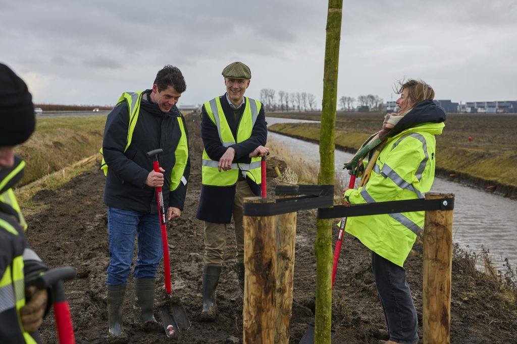 Wethouder Leever plant boom