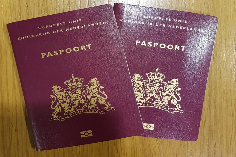 Foto van twee Nederlandse paspoorten