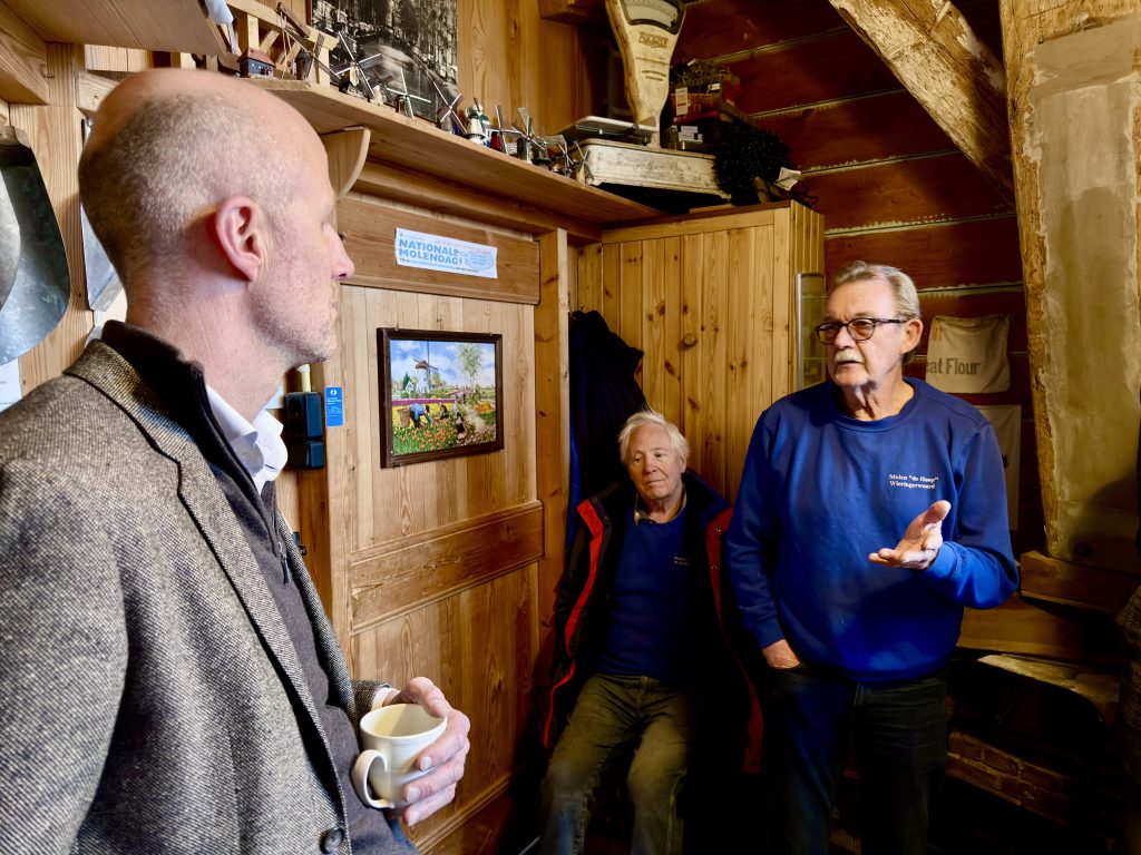 wethouder Robert Leever op bezoek in molen de Hoop