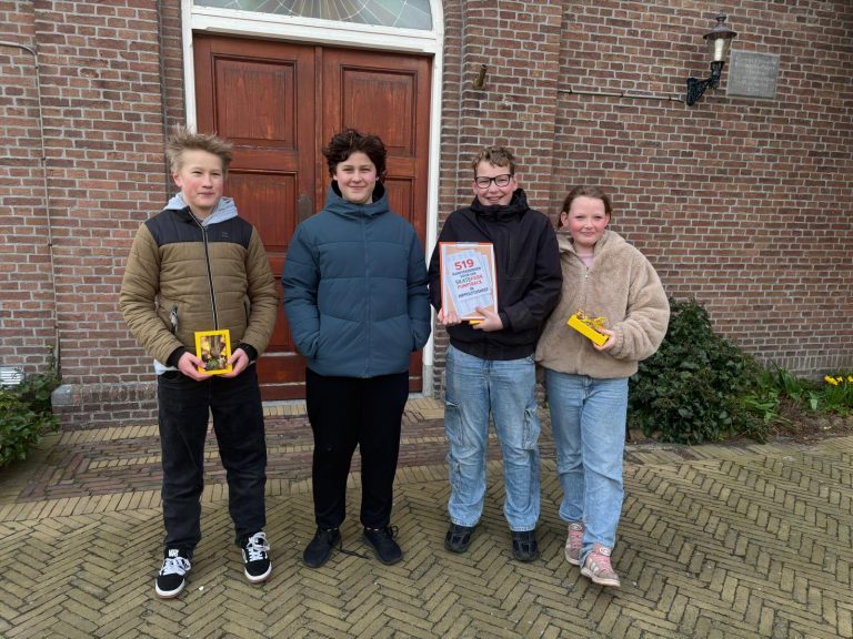 De jonge inwoners van Hippolytushoef die de handtekeningen overhandigden