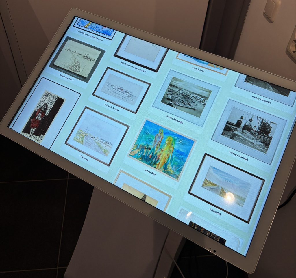 De touchscreen in het Wieringer Eilandmuseum Jan Lont
