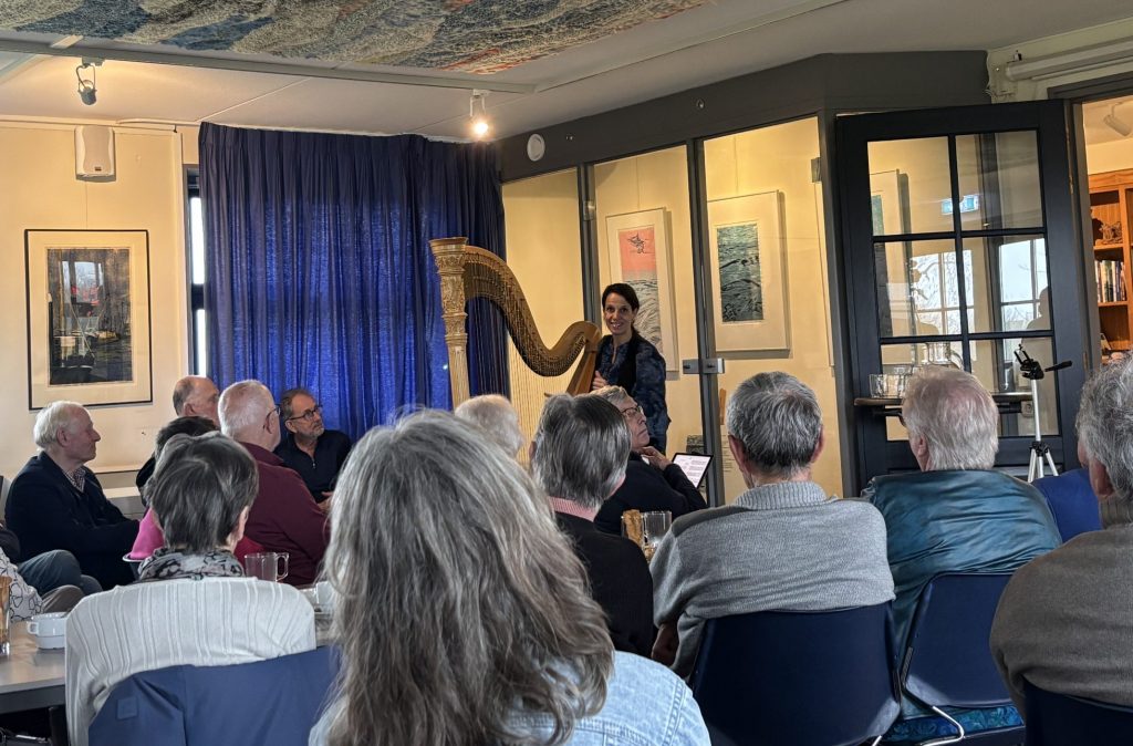 Harpiste Colet Nierop–Honig speelde muziek tijdens de bijeenkomst