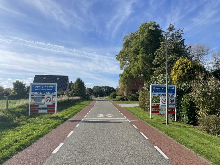 Gemeenelandsweg Hippolytushoef - foto van de weg met naambordje Hippolytushoef op de voorgrond