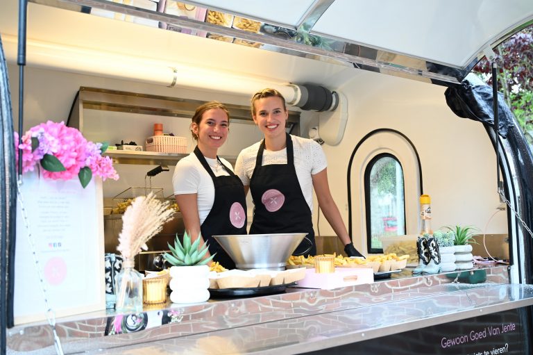 Jente en zusje Sanne, die haar vaak helpt in de avonden