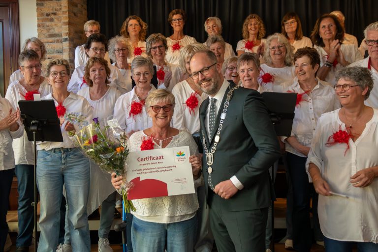 Op zondag 22 maart heeft waarnemend Burgemeester Léon de Lange een gemeentelijk compliment uitgereikt aan mevrouw Jacqueline Luken-Reus