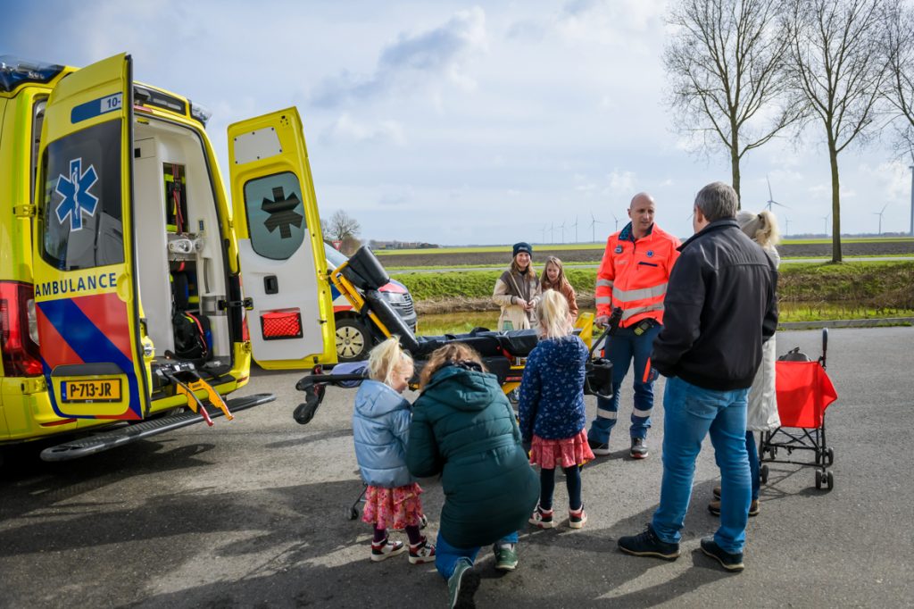 Kijken bij een ambulance - Kom binnen bij bedrijven dagen 2026