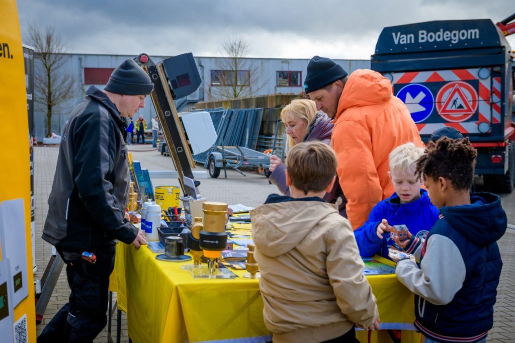 Kinderen krijgen uitleg - Kom binnen bij bedrijven dagen 2026
