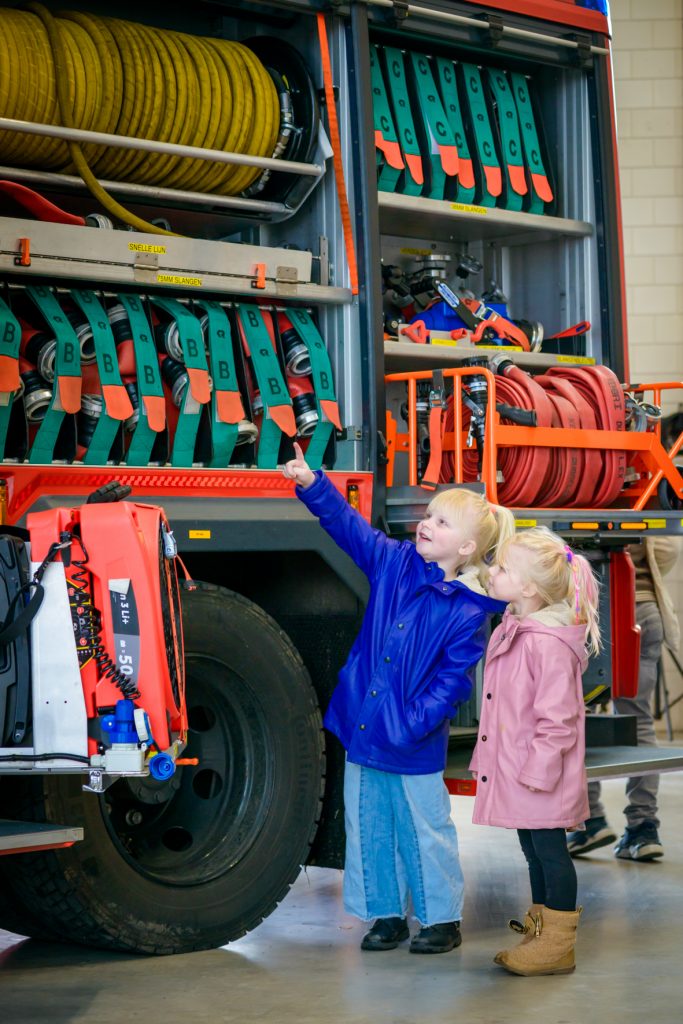 Meiden bij een brandweerauto - Kom binnen bij bedrijven dagen 2026