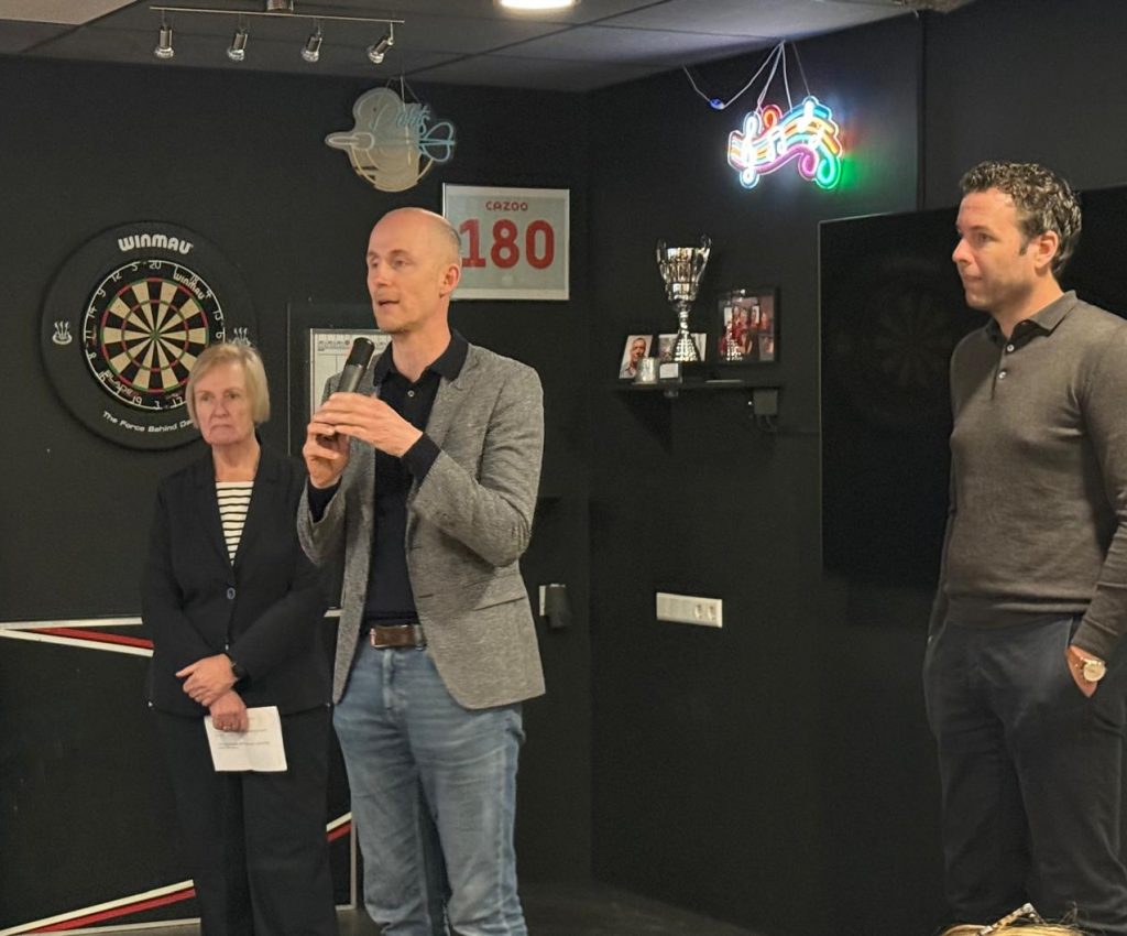 Robert Leever spreekt tijdens bedanken dorpsraden