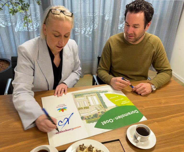 Ondertekening intentieovereenkomst Dorsmolen-Oost: Wiesje van der Wijs, directeur-bestuurder Wooncompagnie en wethouder Mark Versteeg (Ruimtelijke Ordening) van gemeente Hollands Kroon.