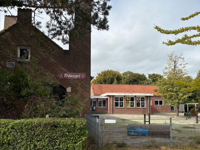 Het oude schoolgebouw van De Triangel aan de Terpstraat 42 in Wieringerwerf