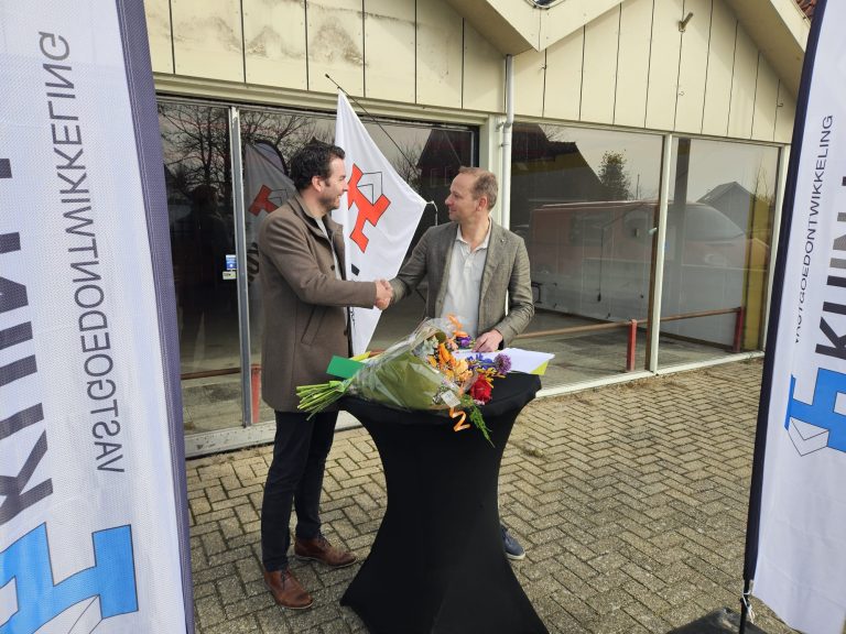 Wethouder Mark Versteeg en Peter Kuin van Kuin Vastgoedontwikkeling tekenden de overeenkomst
